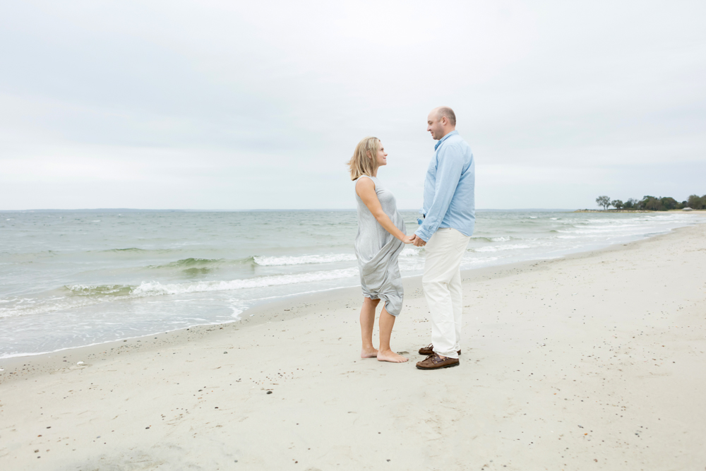beach maternity session