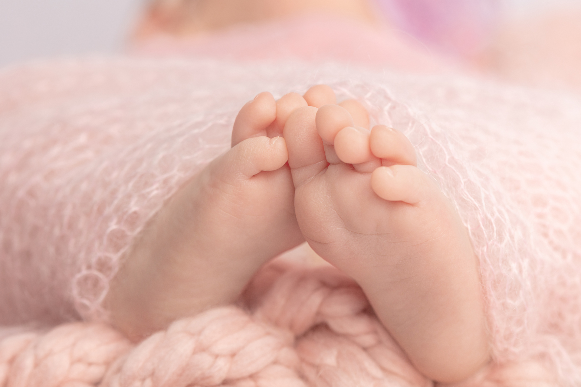 newborn baby feet and toes; soft open knit blanket; pink chunky knit blanket; Looking Up Photography